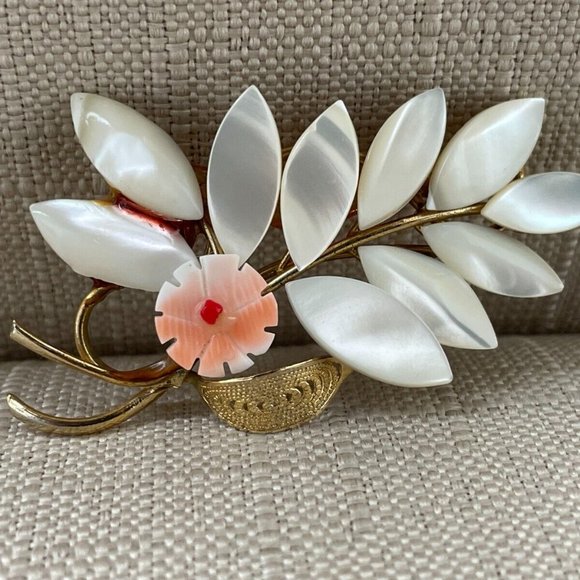 Vintage Pin White/Gold Tone Leaf Brooch Pin - Picture 10 of 10